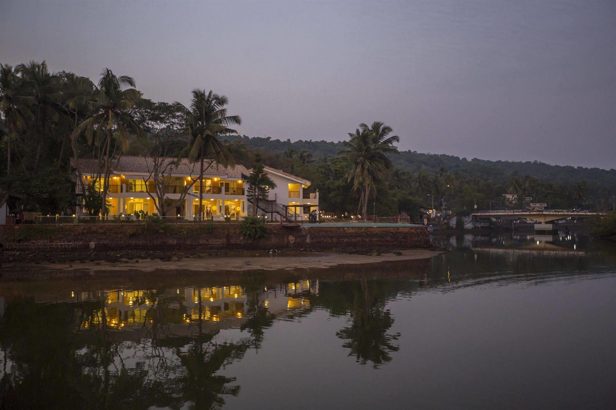 Acron Waterfront Resort Baga Exterior photo